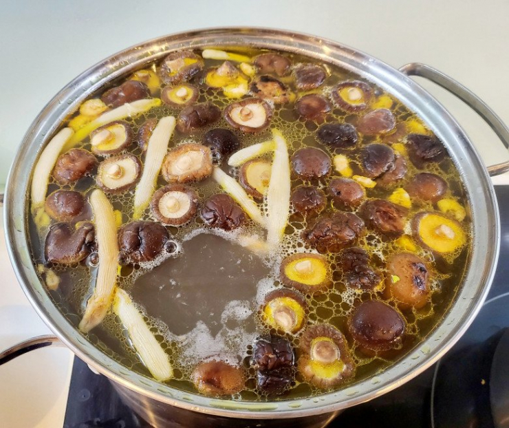 Nước dùng bún thang thường gồm nước gà luộc, xương ninh. Phương Phạm còn cho thêm rất nhiều nấm hương thơm lừng.