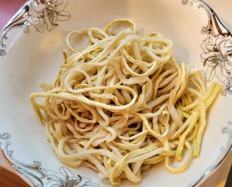 Củ cải khô là nguyên liệu quan trọng của món bún thang. Củ cải khô thường được rửa sạch, ngâm nước khoảng 30 phút cho nở mềm rồi vắt thật khô. Trộn củ cải khô với gia vị, đường và dấm gạo tạo vị chua ngọt nhẹ, để ít nhất 30 phút cho củ cải ngấm dấm đường.