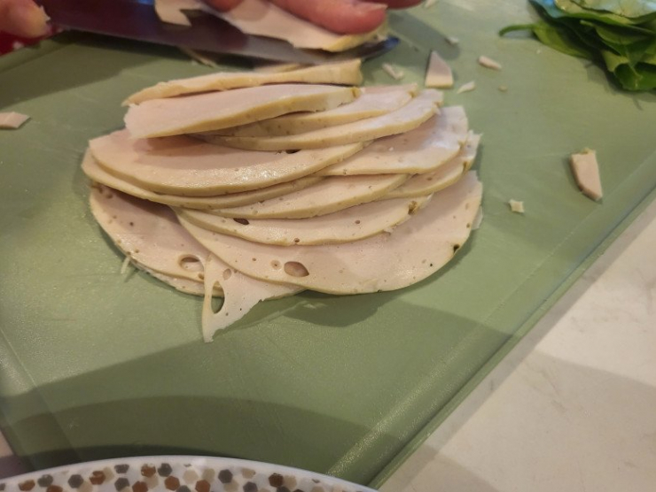 Làm bún thang cần sự tỉ mỉ như thịt gà xé nhỏ, giò lụa, trứng thái sợi nhỏ... Càng thái mỏng, càng chứng tỏ sự khéo tay.