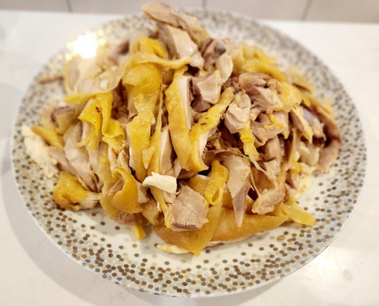 Thịt gà luộc đã được thái miếng nhỏ, trông vàng ươm, ngon mắt. Bạn cũng có thể xé xợi, khi ăn chỉ việc xếp vào bát cùng các nguyên liệu và chan nước dùng lên.