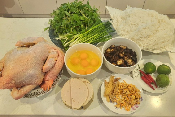Bên cạnh đó, không thể thiếu giò lụa, trứng tráng hay hành, răm, chanh, ớt để món bún thang thêm tròn vị, đúng chuẩn.