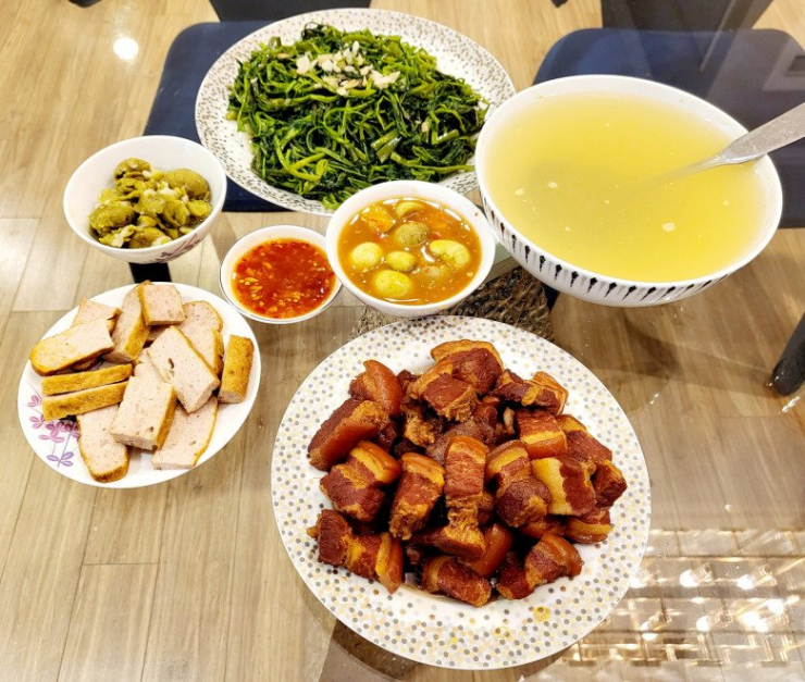 Sấu cũng thường xuyên được sử dụng trong bữa cơm nhà Mạnh Trường, từ sấu ngâm mắm đến sấm dầm nước rau muống luộc.