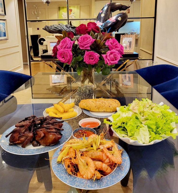 Lan Phương cũng chăm chỉ đổi món cho gia đình với thực đơn đa dạng, đôi khi như những bữa tiệc nhỏ tại nhà để chồng con thưởng thức.