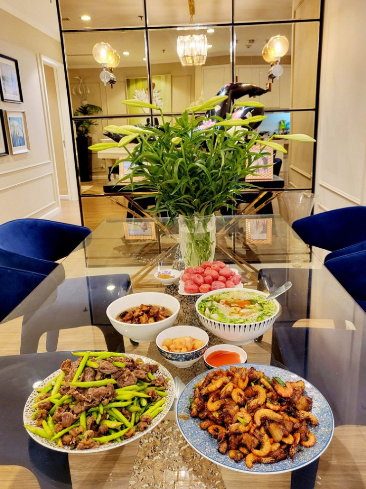 Mâm cơm luôn thịnh soạn, với đầy đủ các chất cần thiết.