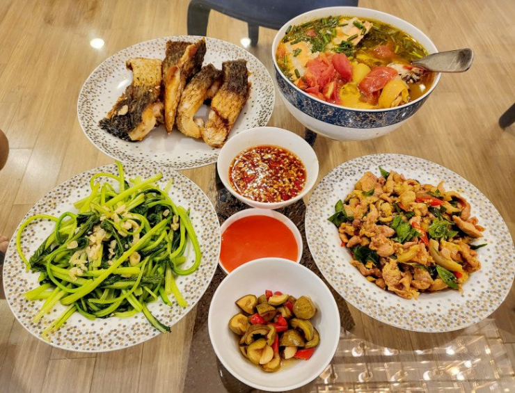 Mỗi lần Lan Phương khoe bữa trưa, bữa tối nhà mình lại nhận được "cơn mưa" lời khen, toàn những món "tốn cơm" như thịt kho, cá rán, cá nấu canh chua, thịt bê xào lăn, cà dầm...