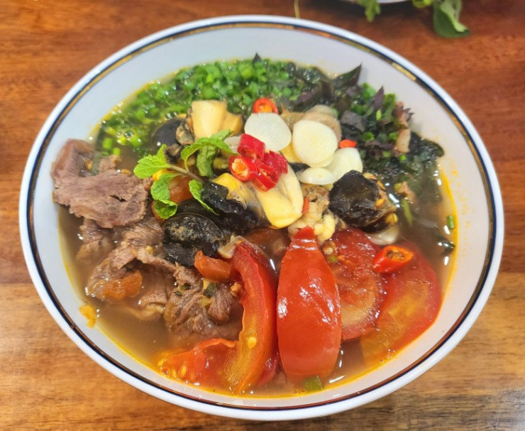 Bát bún ốc được làm cầu kỳ