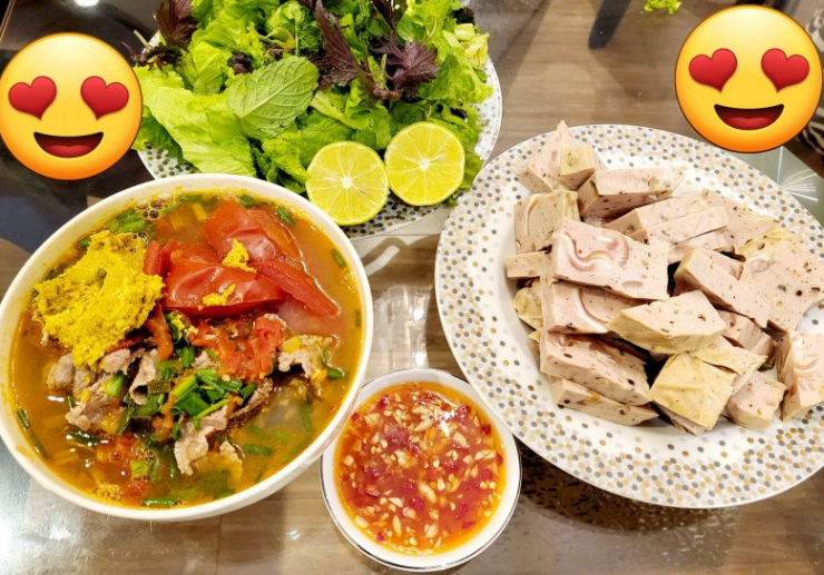 Cô nhiều lần trổ tài nấu các món bún như bún ốc bò, bún riêu bò giò... trông ngon mắt như nhà hàng.