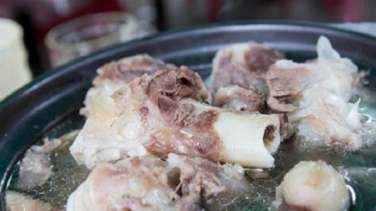 Ninh xương để lấy nước dùng. Ảnh: Internet