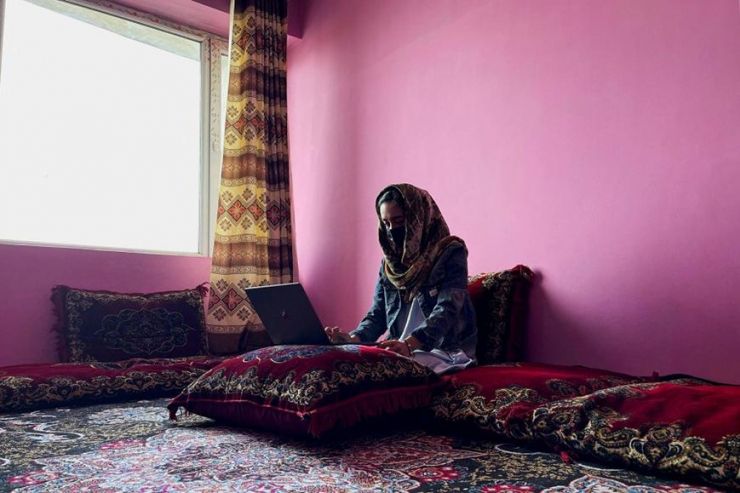 Phụ nữ Afghanistan chật vật học trực tuyến. Ảnh: Reuters