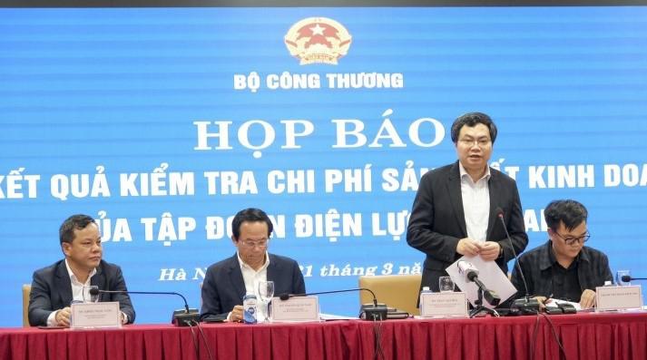 Ông Trần Việt Hòa, Cục trưởng Cục Điều tiết Điện lực (Bộ Công Thương), chia sẻ tại họp báo. Ảnh: BCT