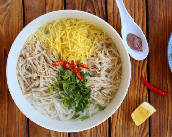 Ăn bún thang phải có mắm tôm mới dậy vị. Ảnh: Theblogofsalt