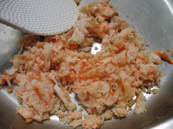 Rang tôm với nước mắm để có món ruốc tôm đậm đà, thơm ngon. Ảnh: Internet