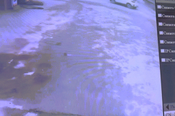 Tin tức trong ngày - Hy hữu xe tải đang chạy thì 2 bánh "rụng" lăn vào quán trà sữa