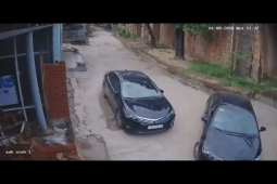 Ô tô - Clip: Pha lùi xe cồng kềnh của nữ tài xế