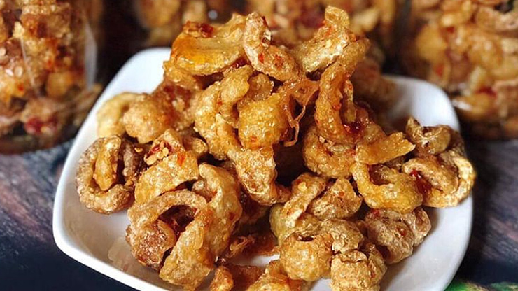 Bì lợn chiên giòn, cháy tỏi, chiên mắm hành.... là món ăn vặt vô cùng đắt khách, giá lên tới 350.000 đồng/kg
