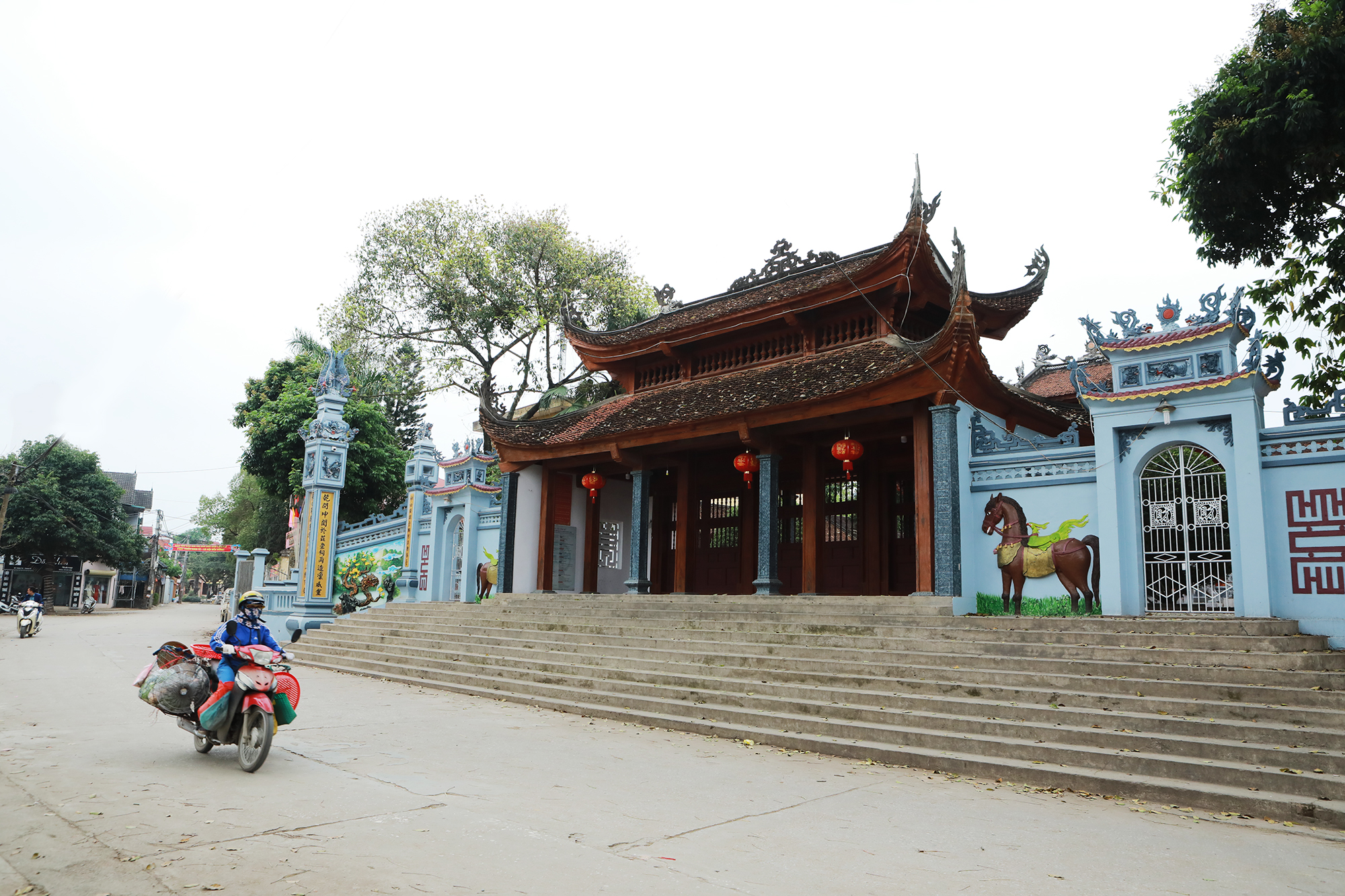 Làng cổ Yên Trường, xã Trường Yên (huyện Chương Mỹ, Hà Nội) được biết đến như chốn bình yên, đậm chất làng quê đồng bằng Bắc Bộ với cây đa, giếng nước, sân đình và những mảng tường đá ong đầy hoài niệm.