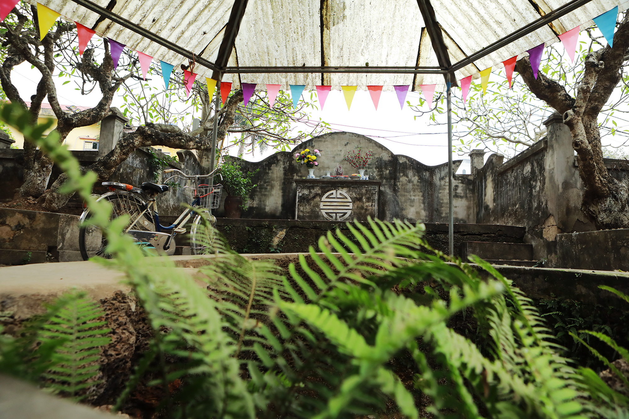 Giếng nào cũng được người dân lập ban thờ thần giếng.