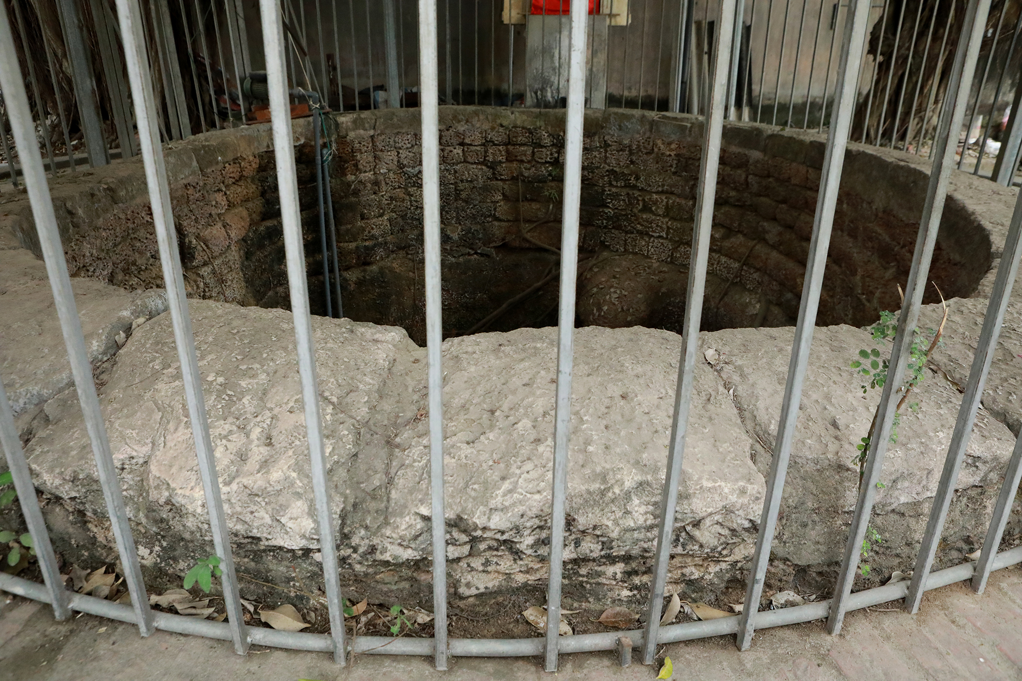 Với những chiếc giếng lớn, ngoài việc xây thành cao bằng đá, người dân còn quây thêm rào sắt, lập mái che, giữ gìn giếng sạch sẽ.