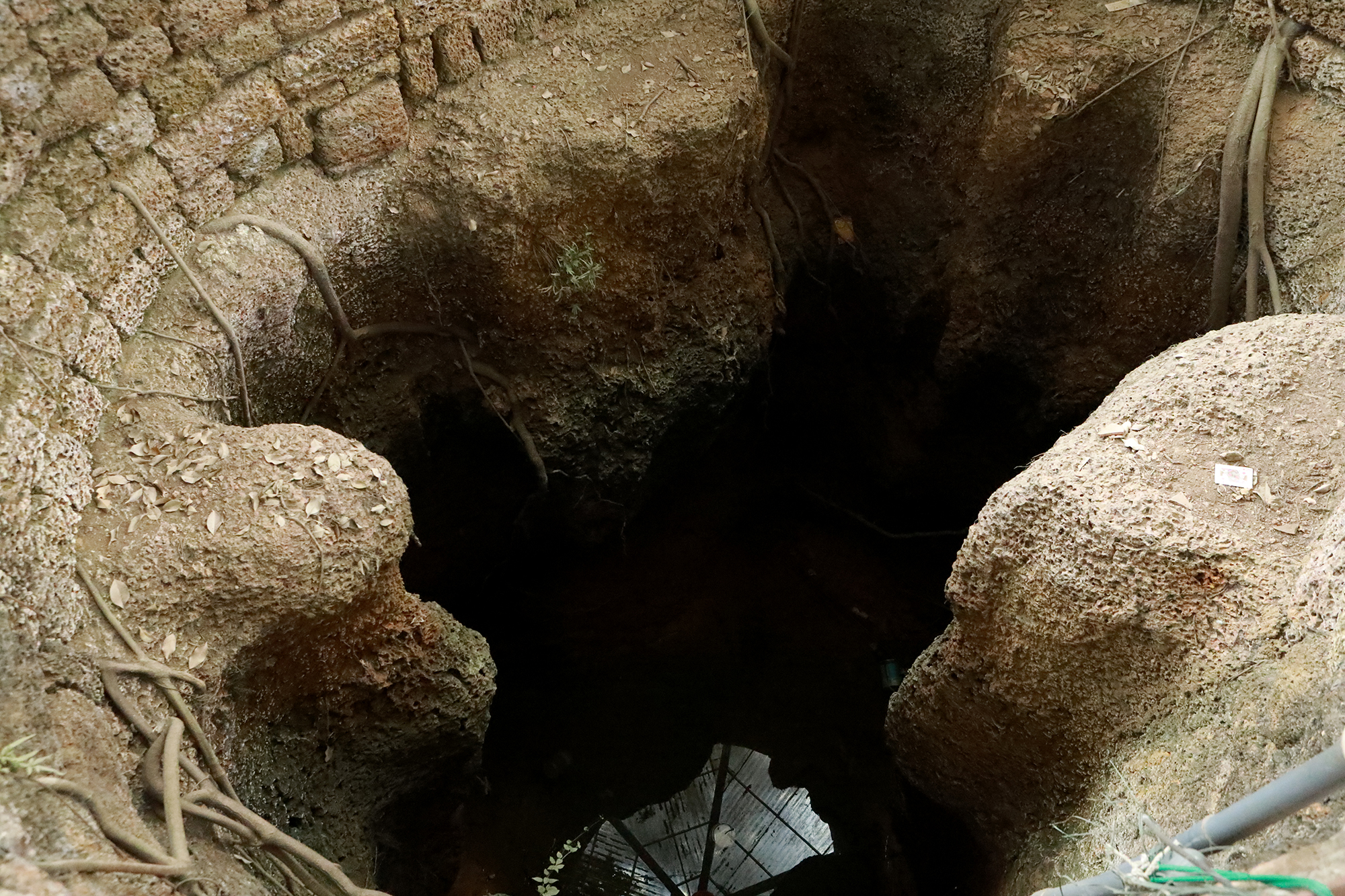 Mỗi giếng lại có hình thù kì lạ khác nhau.