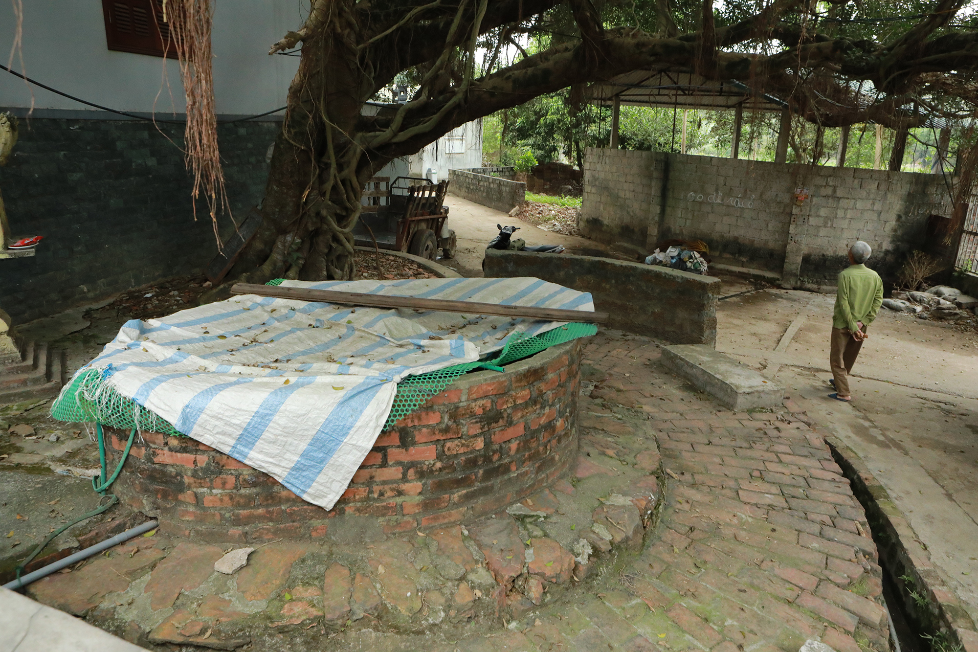 Một số giếng được người dân che lại một nửa phần miệng giếng để lấy lối đi.