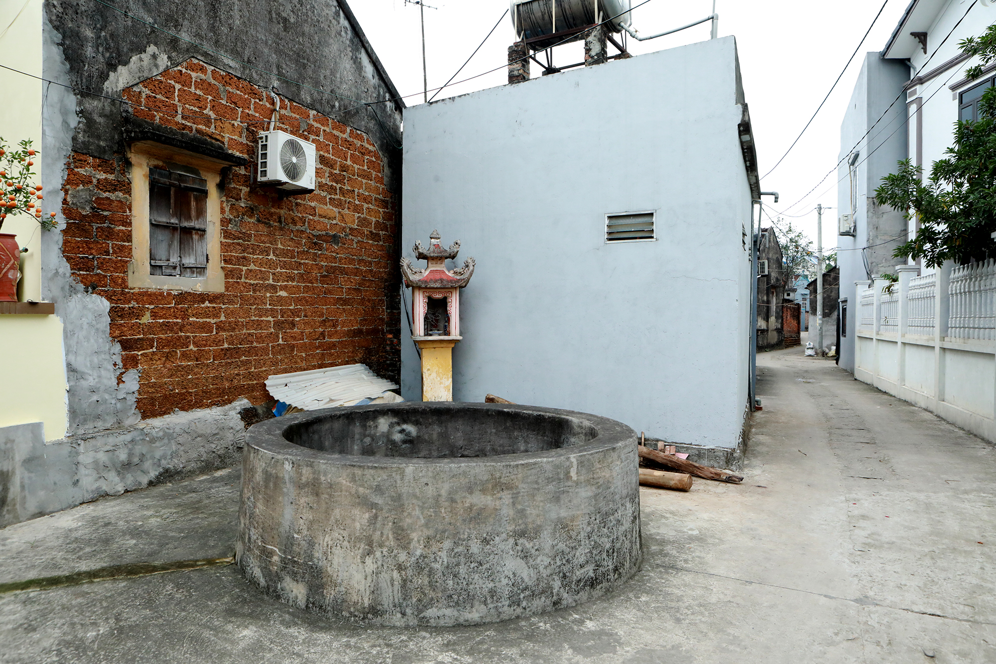 Bên dưới, lòng giếng vẫn giữ nguyên và được các gia đình lấy nước sử dụng bằng máy bơm.