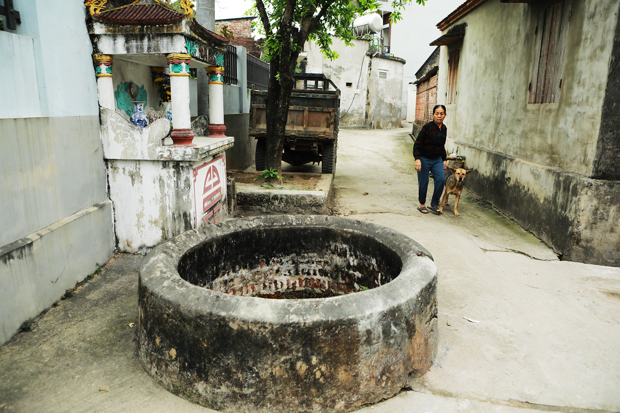 Cùng với cổng làng, cây đa, bờ tường đá ong thì giếng làng là nơi gây ấn tượng mạnh với bất kì ai đến đây. Không biết có từ bao giờ, nhưng bên trong ngôi làng Yên Trường, những chiếc giếng có hình thù kỳ lạ xuất hiện rải rác ở hầu hết các xóm trong làng