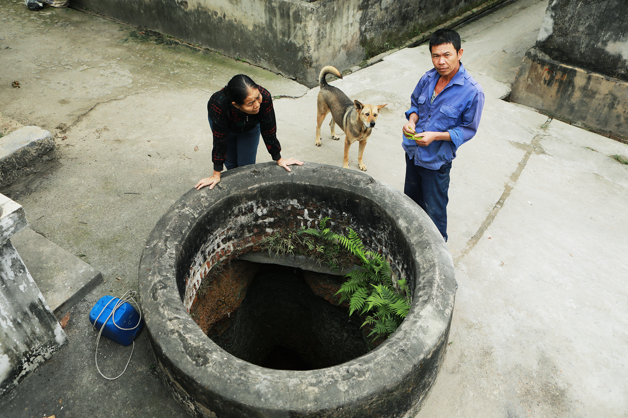 Bà Trần Thị Hương cho biết, trước kia mặt giếng không xây cao lên như bây giờ. Sau đó do làm đường và tránh gây nguy hiểm cho trẻ nhỏ nên hiện một giếng được xây thành cao lên. Một số nhà dân sinh sống quanh giếng vẫn sử dụng nước bơm từ giếng lên để sinh hoạt.&nbsp; Do giếng tự nhiên, mạch nước ngầm chắt ra từ phiến đá ong nên nước trong, mát và sạch sẽ.