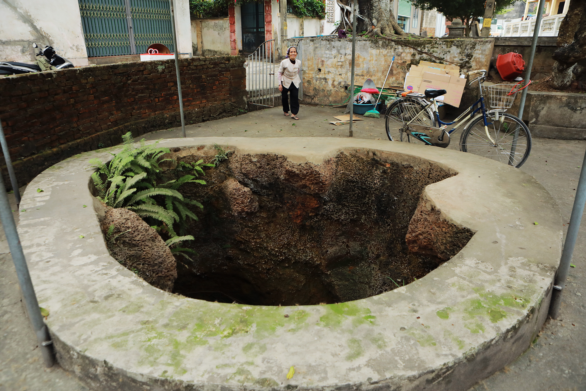 Cách đó không xa là giếng xóm Chùa - giếng lớn nhất của làng Yên Trường. Đường kính giếng lên đến 4m, sâu khoảng 8m. Bà Nguyễn Thị Tiến (76 tuổi, người xóm Chùa) cho biết: "Giếng có từ bao giờ tôi cũng không biết. Người dân luôn giữ gìn, không làm bẩn và không thay đổi cảnh quan xung quanh giếng".