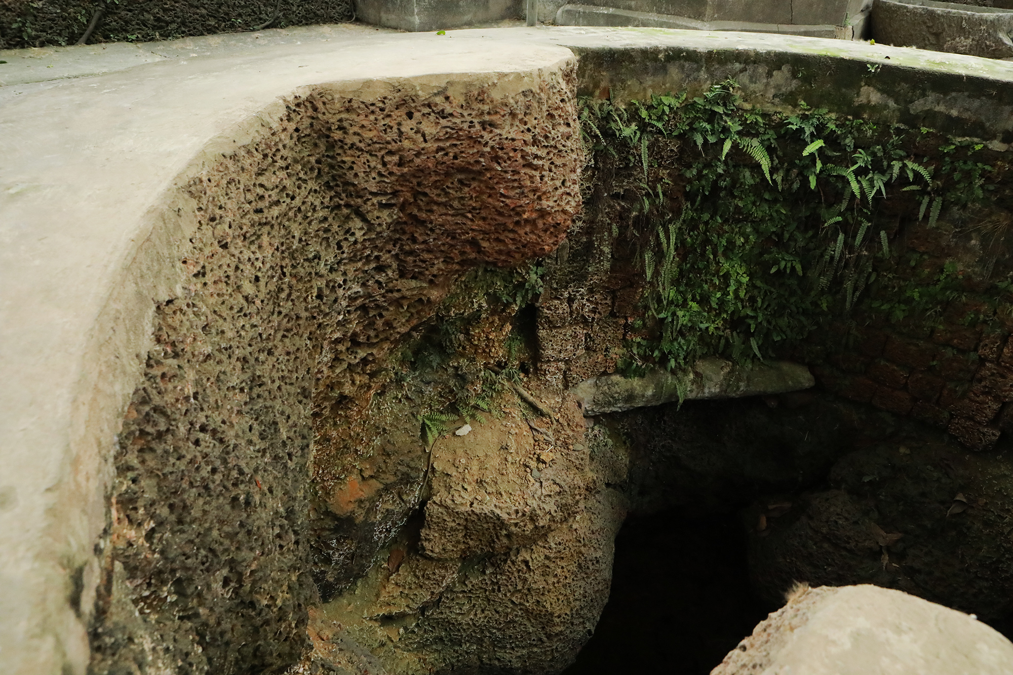 Cũng theo bà Tiến, giếng bằng đá ong hình vòm. Trước kia miệng giếng rất bé do các hình vòm bằng đá ong chìa ra. Theo thời gian, người dân lấy nước làm sập hình vòm tạo lên các lối mòn khiến miệng giếng rộng hơn trước rất nhiều.