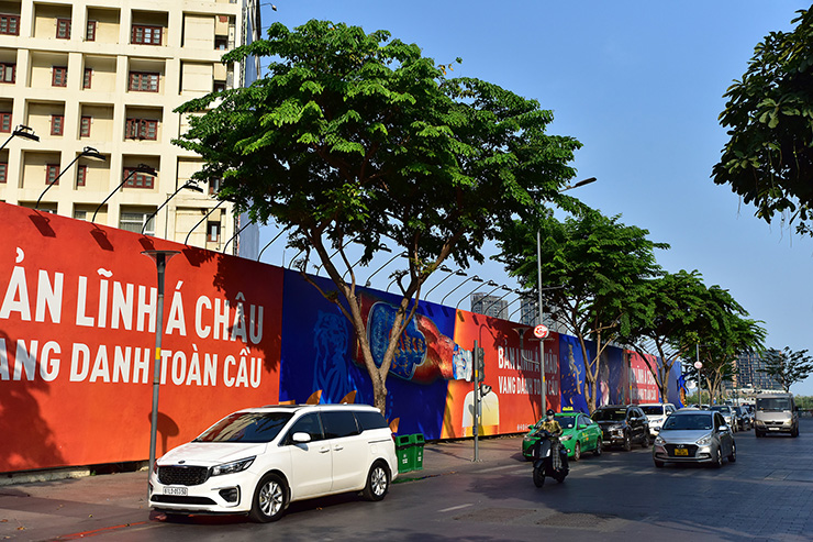 Những cây giáng hương đoạn gần đường Tôn Đức Thắng vươn cao, tán sum xuê khác biệt so với khi vừa được trồng mới.