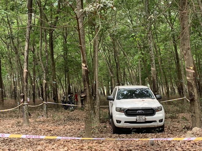 Chiếc xe bán tải được phát hiện bỏ trong rừng cao su