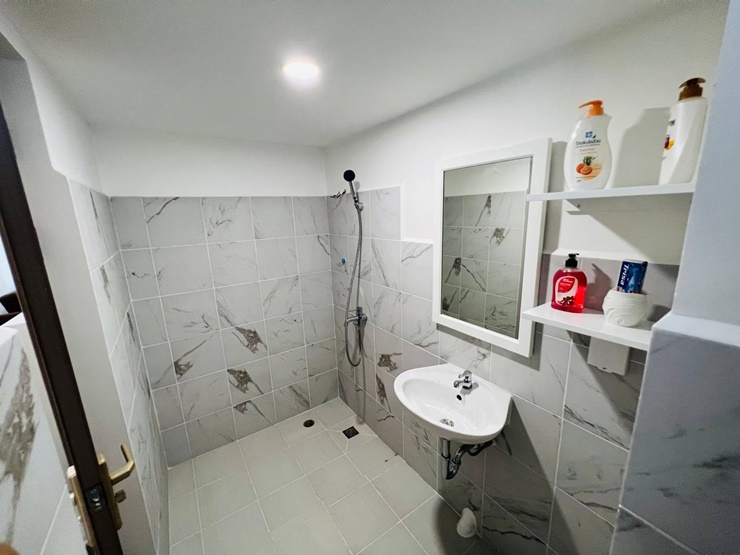 Bên trong các toà nhà có cửa hàng, phòng tập thể dục, dịch vụ bảo vệ và lễ tân cho cư dân đảm bảo tiêu chuẩn cao nhất.&nbsp;
