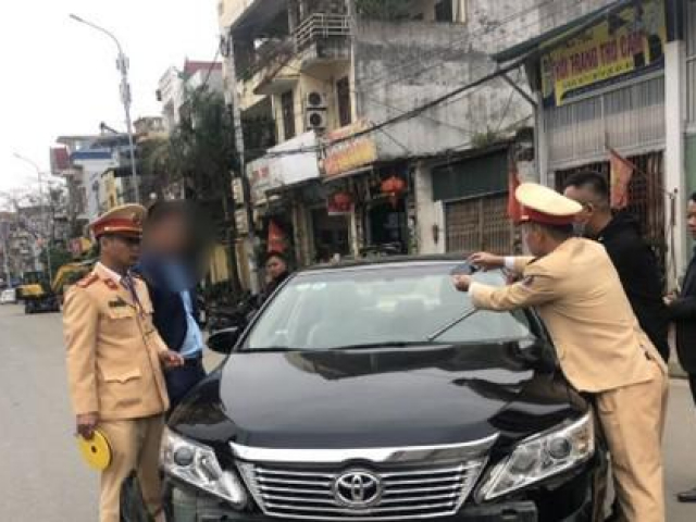 Tin tức trong ngày - Chủ tịch phường điều khiển xe ô tô ngược đường bị xử phạt 22 triệu đồng