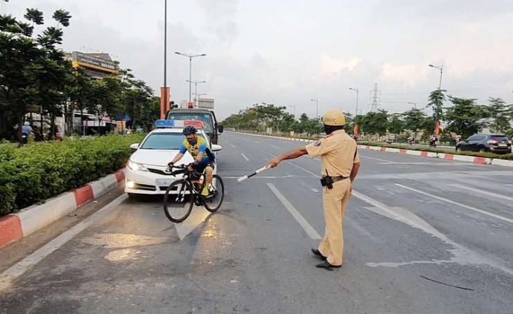 Đi xe đạp sai làn đường bị CSGT xử phạt. Ảnh: PLO