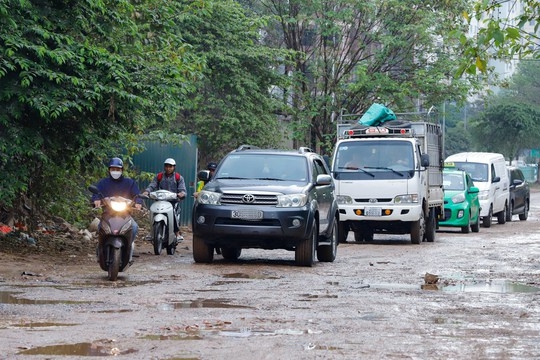 Theo ghi nhận tại đoạn đường dài khoảng 500 m nối phố Nguyễn Cảnh Dị đến cầu Định Công (quận Hoàng Mai, TP Hà Nội) sau cơn mưa, đoạn đường này còn xuất hiện nhiều vũng nước và sình lầy.