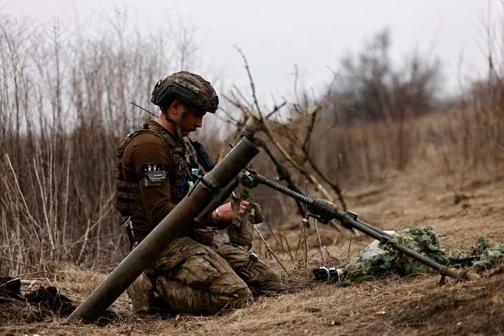 Lính Ukraine đang chờ lệnh bắn một quả đạn cối vào một vị trí tiền tuyến gần Bakhmut ở vùng Donetsk, Ukraine ngày 16-3. Ảnh: Reuters