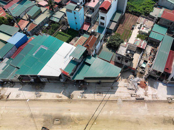 Theo nhiều người dân, do phải bàn giao mặt bằng để thi công dự án, hàng trăm căn nhà đã phải xén đất lùi sâu vào trong cùng với diện tích đất xen kẹt đã hình thành nên khoảng chục căn nhà “siêu mỏng” có diện tích khiêm tốn với mặt tiền khoảng từ 7 đến 9 m trong khi chiều sâu chưa đầy 1 m.