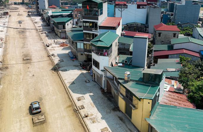 Theo ghi nhận hiện nay dự án vẫn đang trong quá trình thi công, dù chưa hoàn thành, nhưng hai bên đường đã xuất hiện hàng loạt căn nhà có diện tích khiêm tốn, méo mó, hình thù kỳ dị...