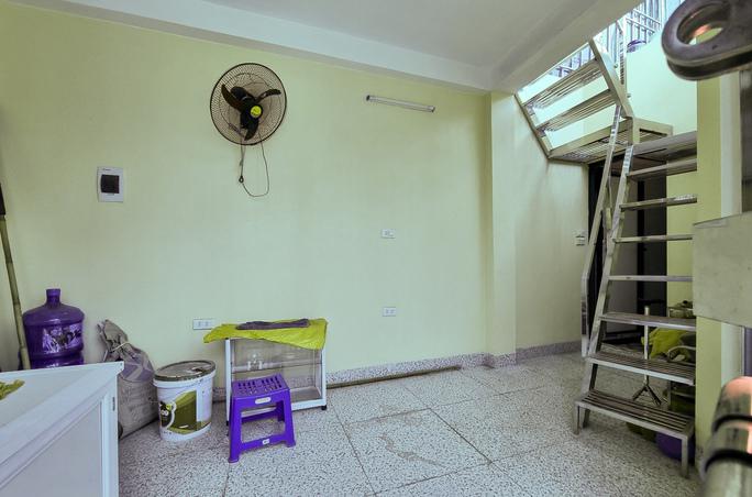 Cận cảnh phía bên trong căn nhà siêu mỏng, siêu méo.