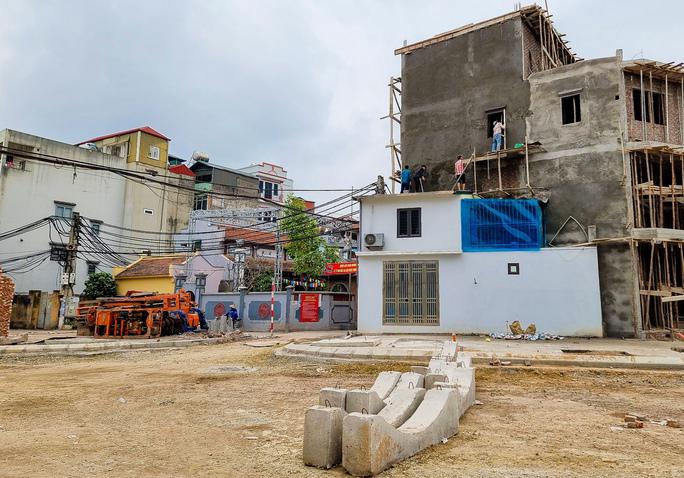 Đại diện UBND phường Thịnh Liệt xác nhận thông tin về sự hiện diện của một căn nhà "siêu mỏng, siêu méo" trên địa bàn. Theo đó, căn nhà này nằm trong dự án đường nối khu đô thị Đồng Tàu - Tam Trinh.