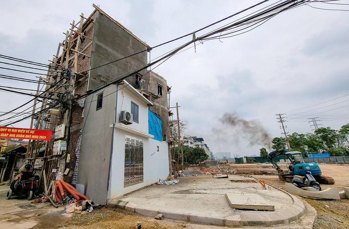 Phần công trình gồm 1 tầng và mái tôn là phần đất còn sót lại của gia đình sau giải phóng mặt bằng. Hiện công trình này không được cấp phép xây dựng.