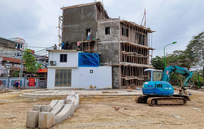 Theo lãnh đạo phường Thịnh Liệt, đang tiến hành hướng dẫn các thủ tục hợp khối cho chủ sở hữu căn nhà; sẽ đưa vào hợp khối với nhà liền kề; gia tăng kết cấu, sử dụng màu sơn đồng nhất...