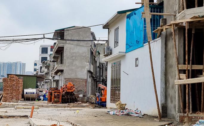 Căn nhà luôn trong tình trạng cửa đóng, then cài sau khi xây dựng xong.