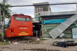 Xe khách lao vào quán cà phê, 1 người tử vong