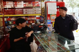 Clip hài hước - Chủ quán "nổi điên" với khách hàng thích hạch sách