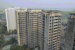 Tin tức trong ngày - Bên trong ký túc xá hiện đại bậc nhất Hà Nội bị bỏ hoang, cỏ dại um tùm