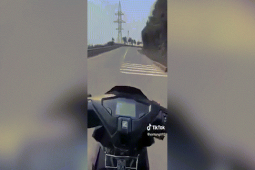 Tin tức trong ngày - Thót tim cảnh thanh niên chạy xe máy thả 2 tay khi đổ đèo Hải Vân