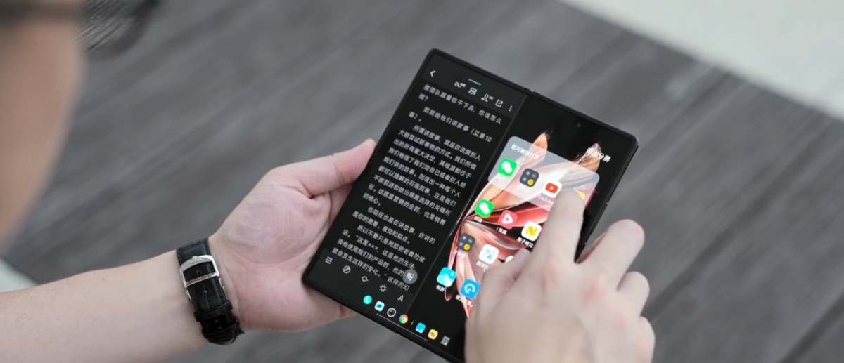 Smartphone màn hình gập Vivo có thiết kế giao diện tối ưu.