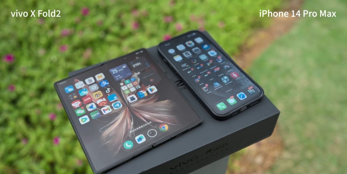 Vivo X Fold 2 và iPhone 14 Pro Max.