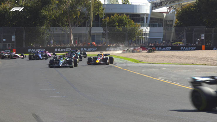Leclerc kết thúc cuộc đua sau đoạn thẳng đầu tiên